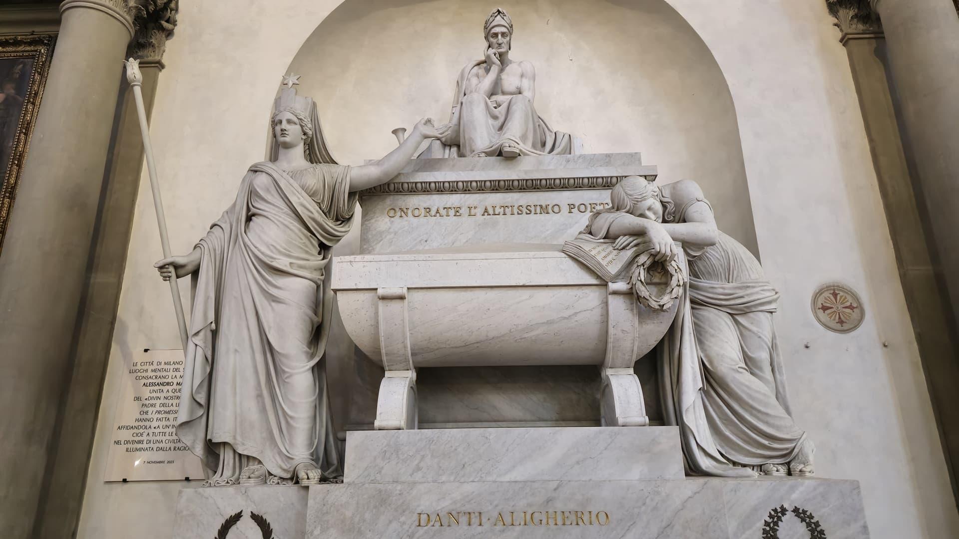 Vue frontale du cénotaphe de Dante Alighieri à Santa Croce (Florence), un sarcophage au centre et Dante assis au-dessus.